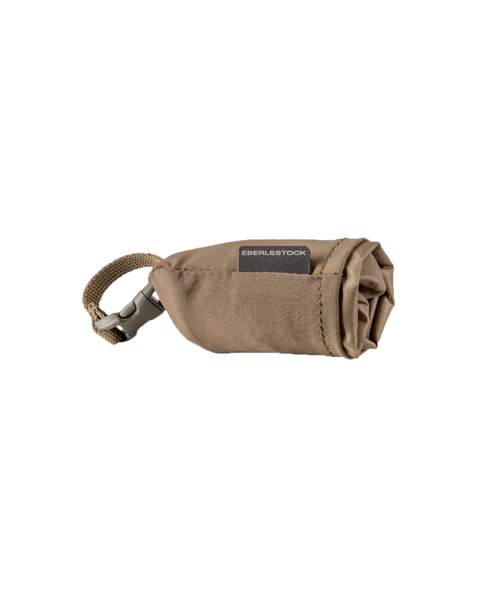 Die EBERLESTOCK Recon Rain Fly ist eine aufgerollte, hellbraune Stofftasche mit Eberlestock-Etikett und angebrachtem Clip, die sich leicht tragen oder an Ihrer Ausrüstung befestigen lässt - perfekt, um Ihr Recon Bino Harness vor Regen zu schützen.