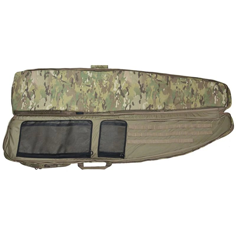 Die EBERLESTOCK Sniper Sled Drag Bag 57" ist eine taktische Gewehrtasche im Tarnmuster mit Netztaschen mit Reißverschluss und MOLLE-Gewebe auf einer Seite, hier offen und leer.