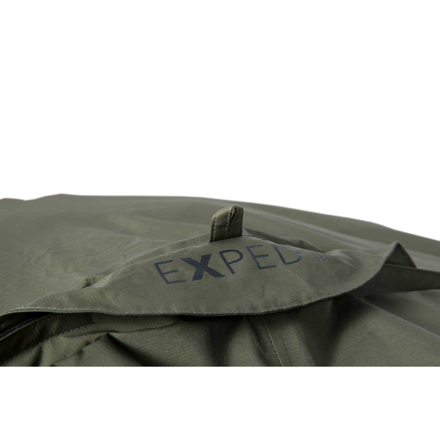 Nahaufnahme des olivgrünen Gewebes mit aufgenähter Zuglasche und partiellem EXPED-Logo in Schwarz, das das strukturierte, wasserdichte Material des Exped Biwaksack Bivybag 100% Ventair Outdoor-Ausrüstung zeigt.