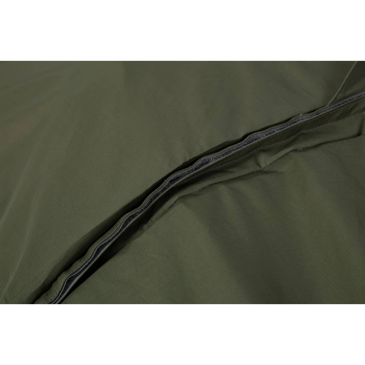Nahaufnahme des EXPED Biwaksack Bivybag 100% Ventair, mit grünem, wasserdichtem Gewebe und einem teilweise offenen, schwarz gefütterten Reißverschluss - ideal für atmungsaktiven Schutz bei rauen Bedingungen.