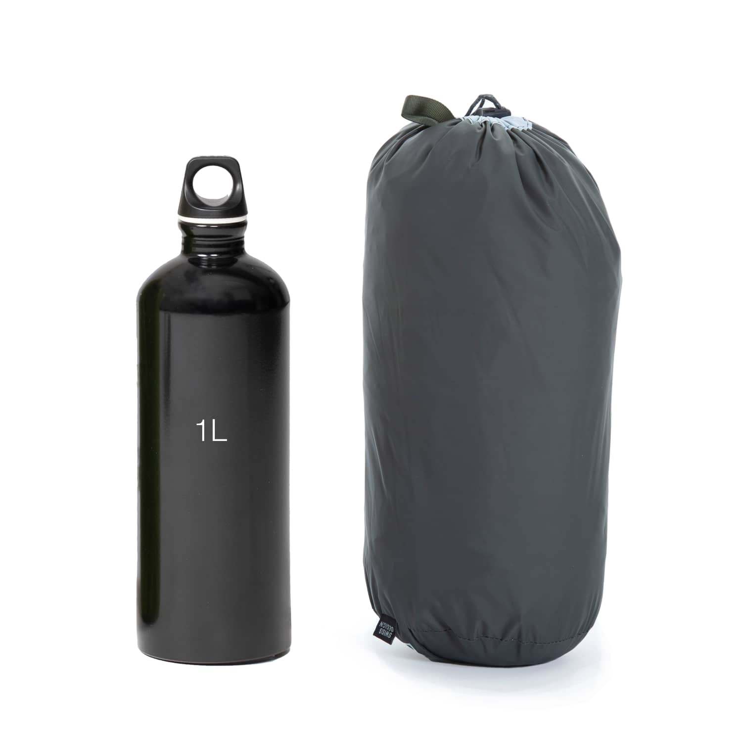 Eine schwarze 1-Liter-Wasserflasche steht aufrecht neben dem großen, dunkelgrauen EXPED Biwaksack Bivybag 100% Ventair vor weißem Hintergrund. Sein wasserdichtes Design von EXPED sorgt für Schutz bei jedem Wetter.