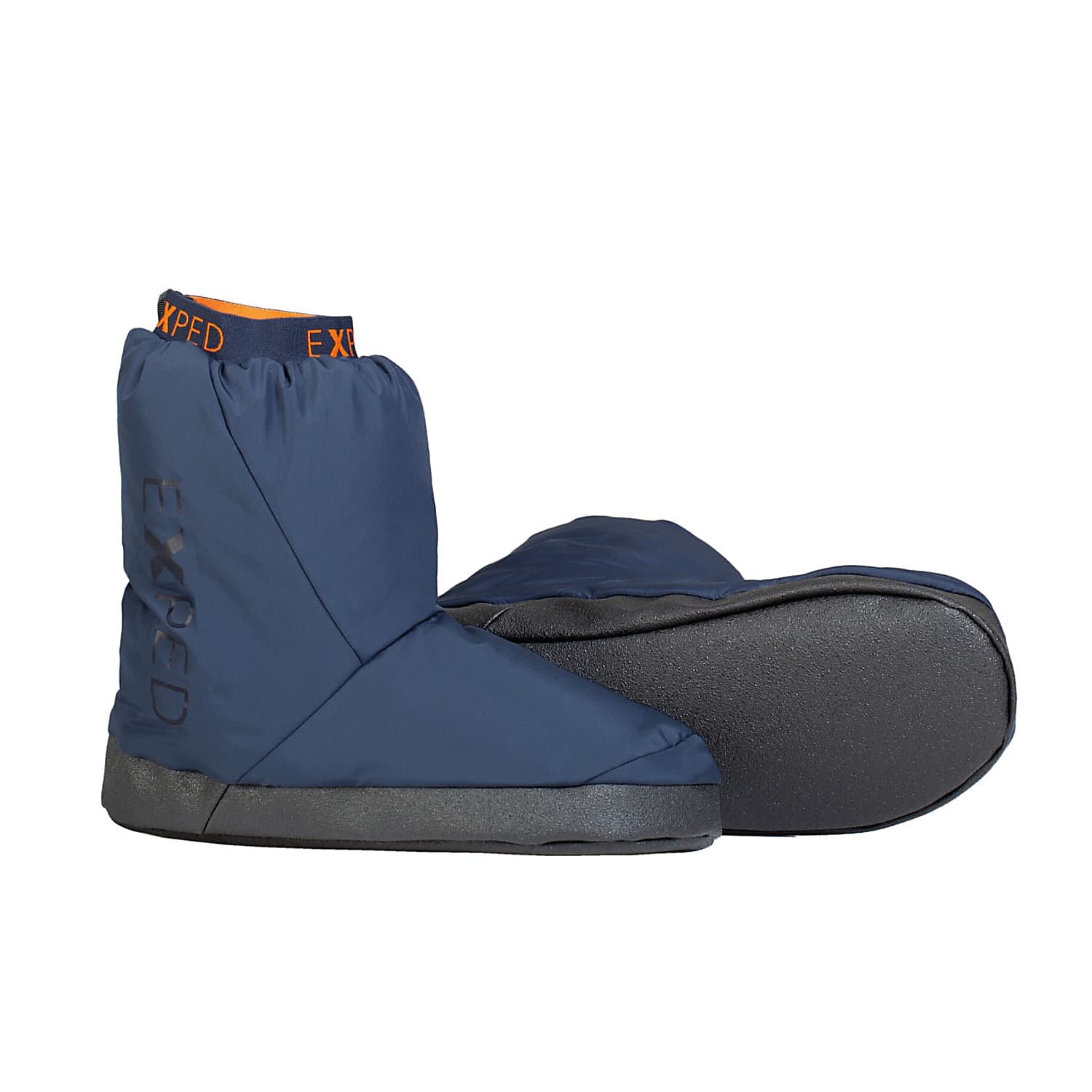 Ein Paar EXPED Camp Booty - Navy Booties mit rutschfester schwarzer Sohle - einer aufrecht, einer auf der Seite. Das orangefarbene Innenfutter zeigt "EXPED" auf der Oberseite dieser leichten Camp-Schuhe.