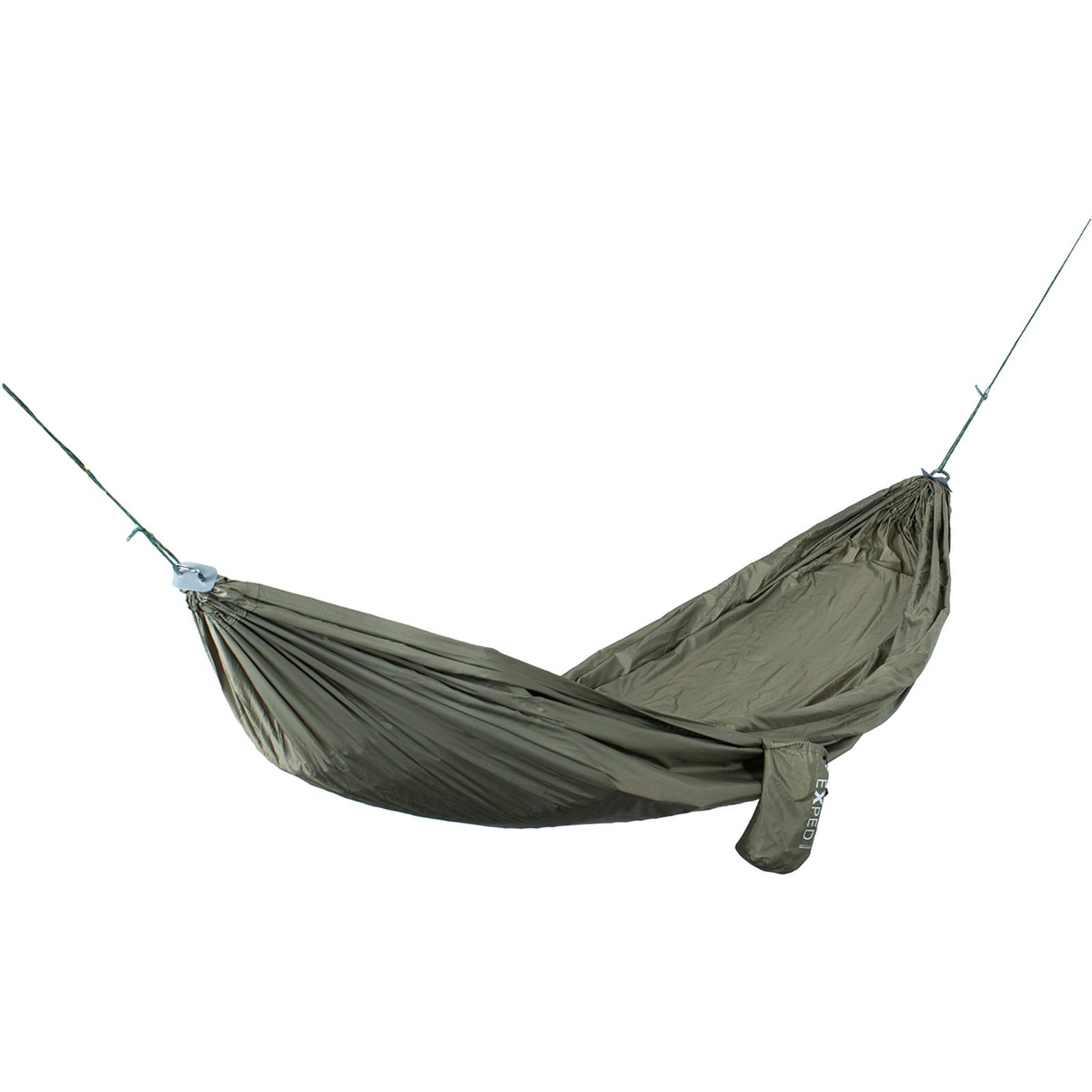Die EXPED Hängematte Trekking Hammock, in grünem und leichtem Design, hängt leer und leicht gerafft an beiden Enden von Seilen vor einem schlichten weißen Hintergrund.