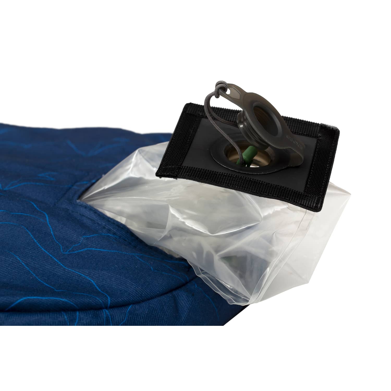 Eine Nahaufnahme eines Aufblasventils mit einer Kappe auf einer blauen Schlafunterlage, die einen durchsichtigen Plastikbeutel zum einfachen Aufblasen zeigt - perfekt für Ihr EXPED Kissen Down Pillow L.