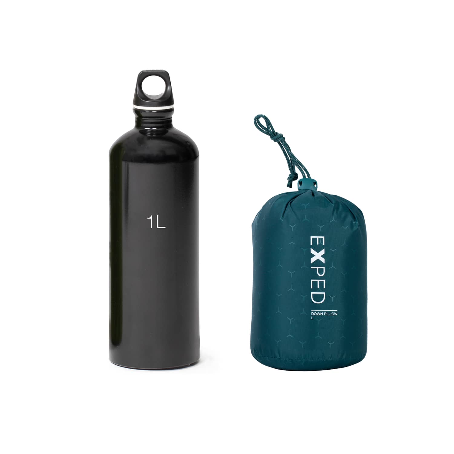 Eine schwarze 1-Liter-Metallwasserflasche steht aufrecht neben einem kompakten tealfarbenen EXPED Kissen Down Pillow L in einem Kordelzugbeutel vor einem weißen Hintergrund.