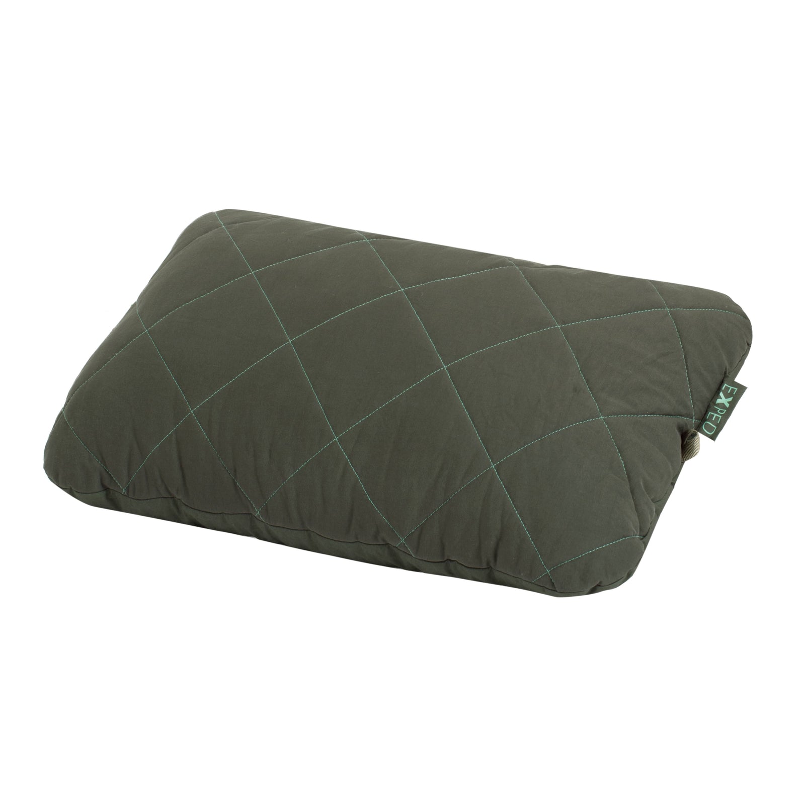Das EXPED Kissen LuxeWool Pillow ist ein rechteckiges, dunkelgrünes Kissen mit gestepptem Rautenmuster, hergestellt aus weicher Bio-Baumwolle und mit einem kleinen grünen Stoffanhänger an der Seite, abgebildet auf weißem Hintergrund.