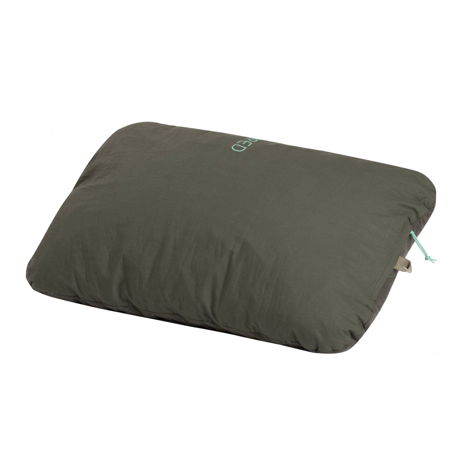 Das EXPED LuxeWool Pillow ist ein rechteckiges, dunkelgrünes Kissen mit einer glatten Bio-Baumwolle-Oberfläche und einem kleinen Seitenreißverschluss, das flach auf einem weißen Hintergrund liegt.