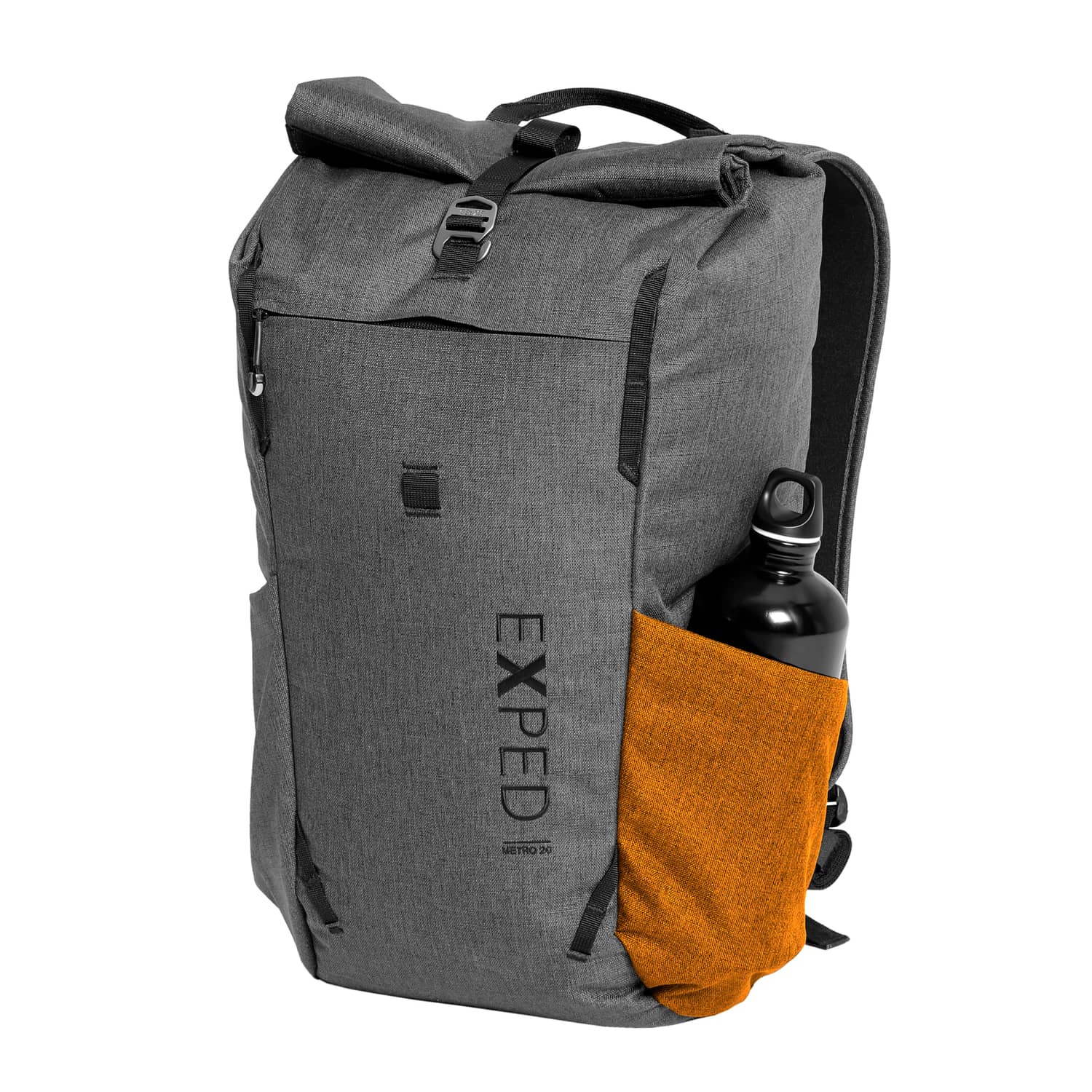 EXPED Rucksack Metro 30 in Grau mit orangefarbener Seitentasche für eine schwarze Wasserflasche - ein eleganter, geräumiger Rucksack für den stilvollen Stadtverkehr.