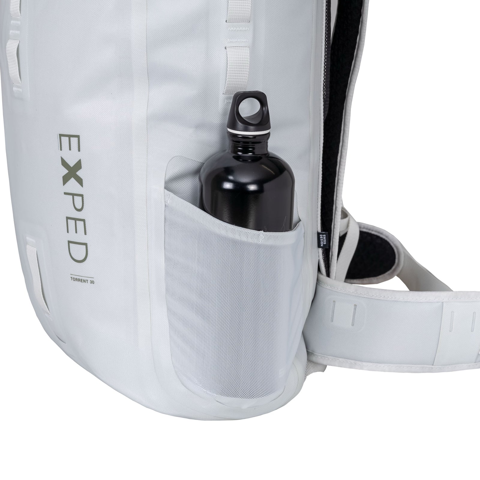 Nahaufnahme des EXPED Rucksack Torrent 45, eines wasserdichten, hellgrauen Rucksacks mit einer seitlichen Netztasche für eine schwarze Wasserflasche und einem gepolsterten Hüftgurt - ideal für Trekkingtouren.