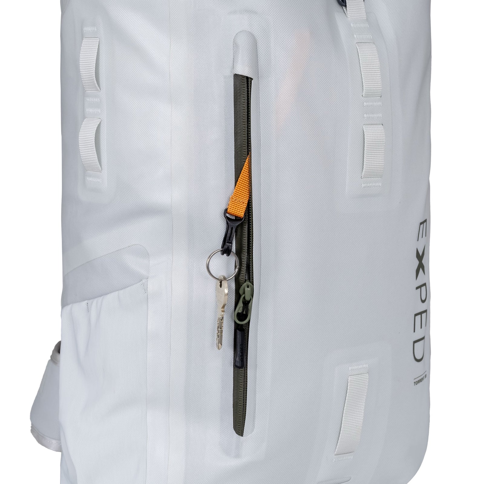 Nahaufnahme eines weißen EXPED Rucksack Torrent 45 mit einer vertikalen Reißverschlusstasche. Ein orangefarbener Riemen hält einen Schlüssel am Reißverschluss, und das EXPED-Logo ist teilweise an der Seite sichtbar.