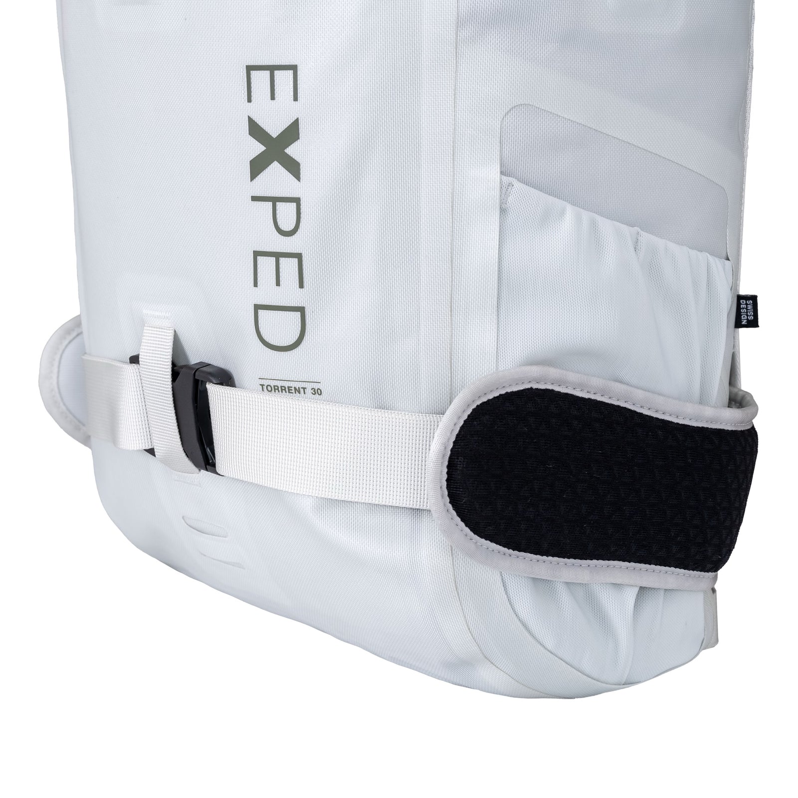 Nahaufnahme des Exped Rucksack Torrent 45 von EXPED mit stabilem Gurt, Schnalle, Seitentasche und verstärktem schwarz-grauem Besatz - perfekt als wasserdichter Rucksack für jedes Outdoor-Abenteuer.