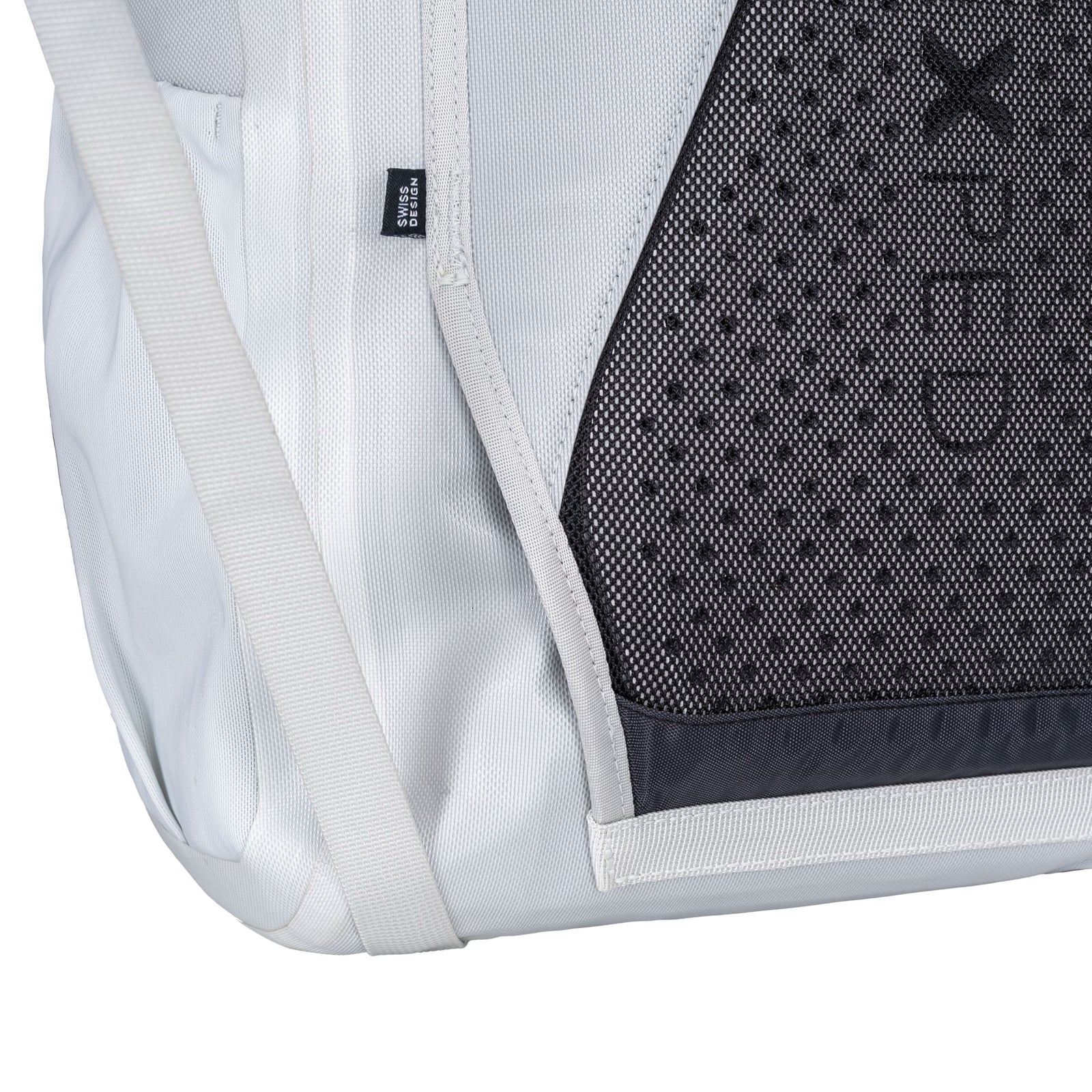 Nahaufnahme des EXPED Rucksack Torrent 45 in Weiß und Grau, mit stabilem Riemen, perforierter Netztasche und einem kleinen schwarzen Schild mit weißem Text. Das EXPED-Logo ist teilweise auf dem Netzeinsatz sichtbar.