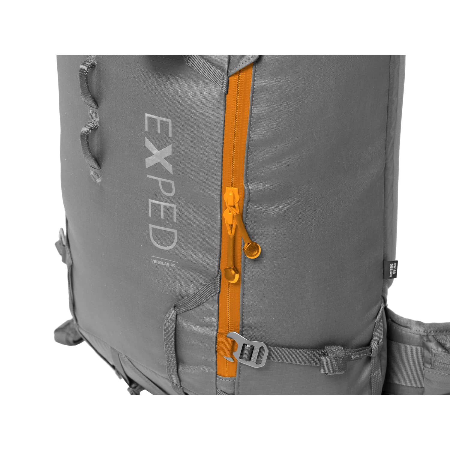 Nahaufnahme des grauen EXPED Verglas 30 Rucksacks mit orangefarbener vertikaler Reißverschlusstasche, Logo-Schriftzug und verstellbaren Boden- und Seitenriemen - perfekt für Bergtouren oder als vielseitiger Tagesrucksack.