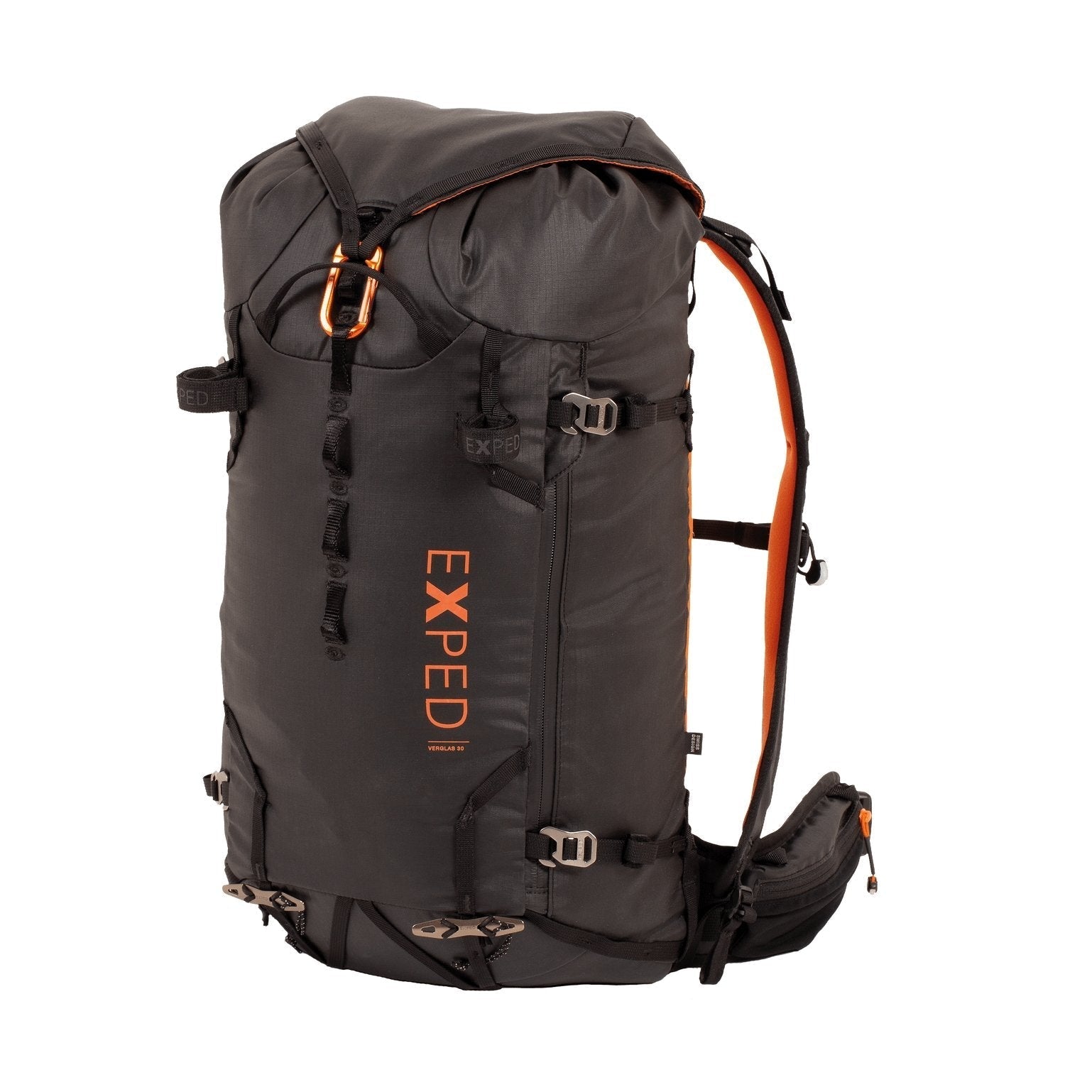Der EXPED Verglas 30 ist ein großer schwarz-oranger Rucksack mit mehreren Riemen, Schnallen und einem gepolsterten Hüftgurt, ideal für Wanderungen, Outdoor-Abenteuer und als Kletterrucksack für Bergtouren.