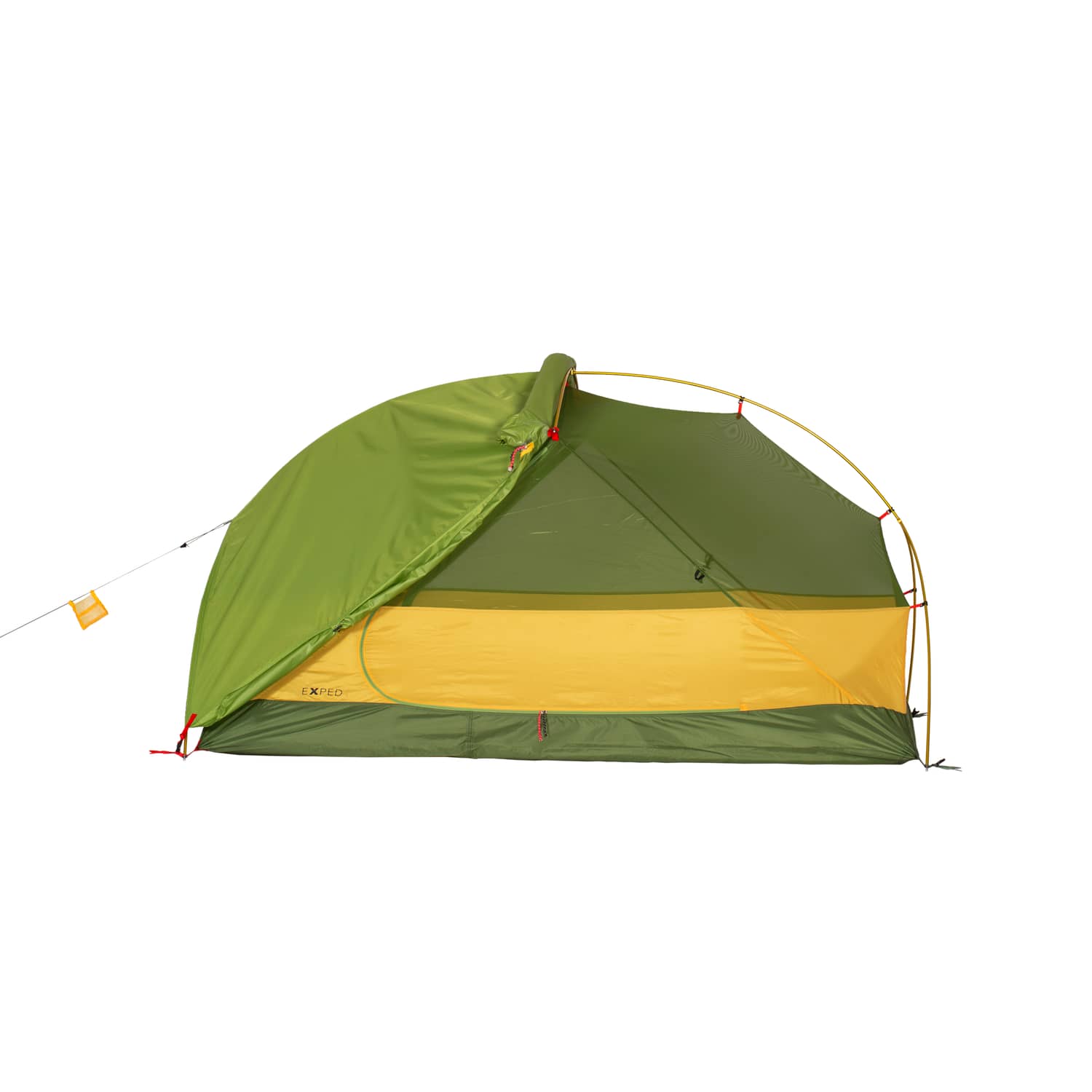 Das grün-gelbe EXPED Exped Zelt Lyra II Extreme wird mit einer offenen Seite des Regenschutzes aufgestellt, so dass das Mesh-Innenzelt zum Vorschein kommt - ideal für Rucksacktouren. Das Zelt ist mit roten Abspannleinen sicher abgespannt.