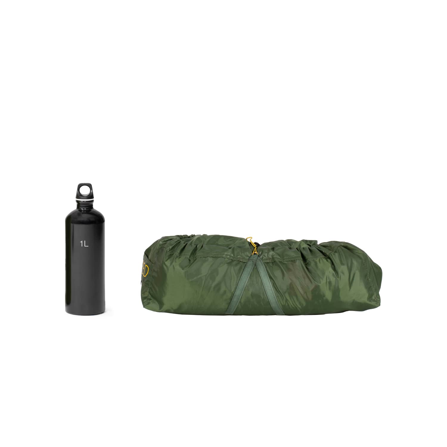 Eine schwarze 1-Liter-Wasserflasche steht neben einem dunkelgrünen, zylindrischen EXPED Lyra II Extreme-Zelt auf weißem Hintergrund - die perfekte Ausrüstung von EXPED für Ihr nächstes Rucksackabenteuer.