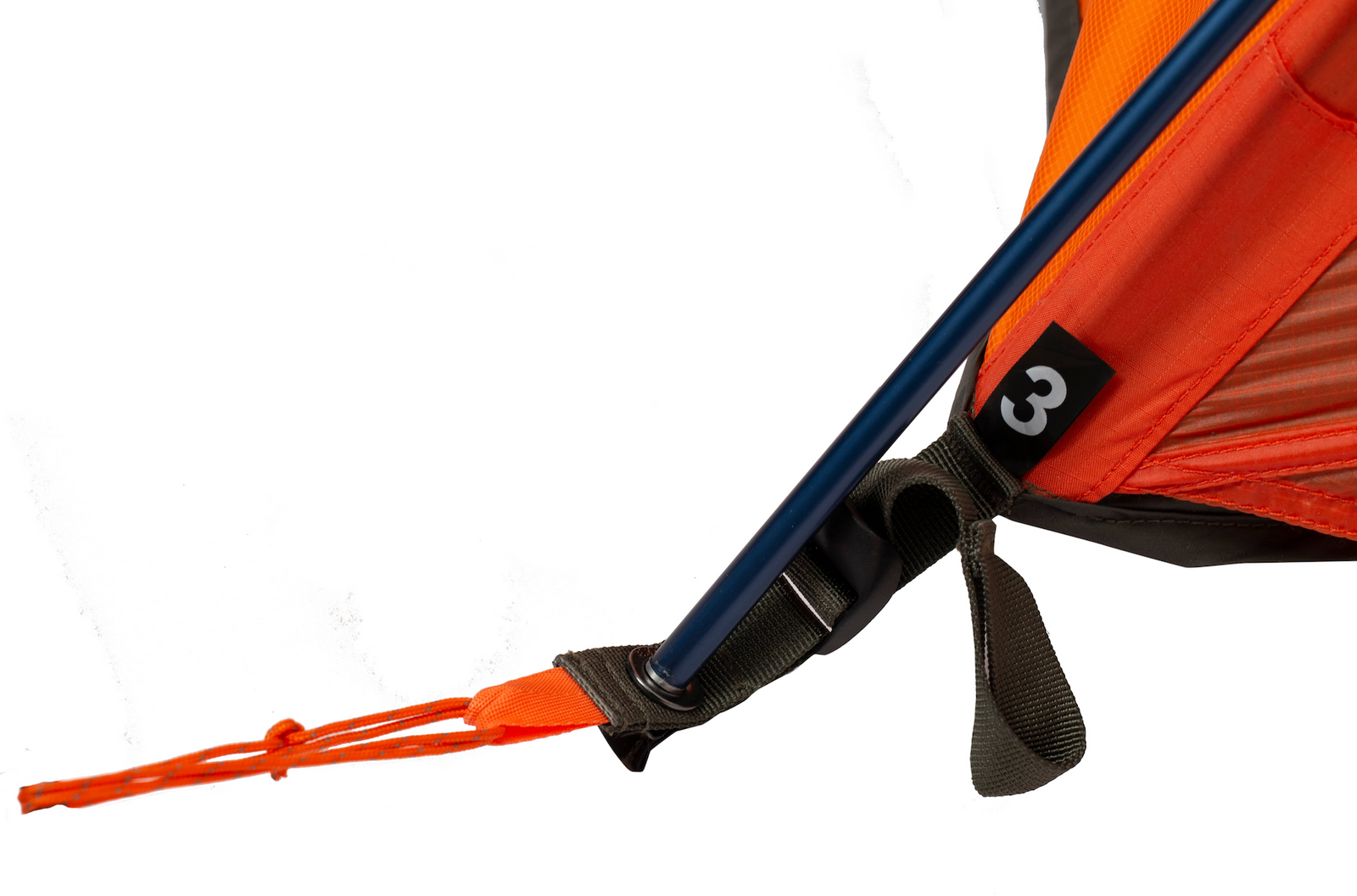 Nahaufnahme eines EXPED Zelt Polaris Corner mit einer blauen Stange in einer Schlaufe mit der Aufschrift "3", die an orangefarbenen Abspannleinen befestigt ist. Der weiße Hintergrund hebt dieses robuste Expeditionszelt von EXPED hervor, das für anspruchsvolle Bedingungen gebaut wurde.