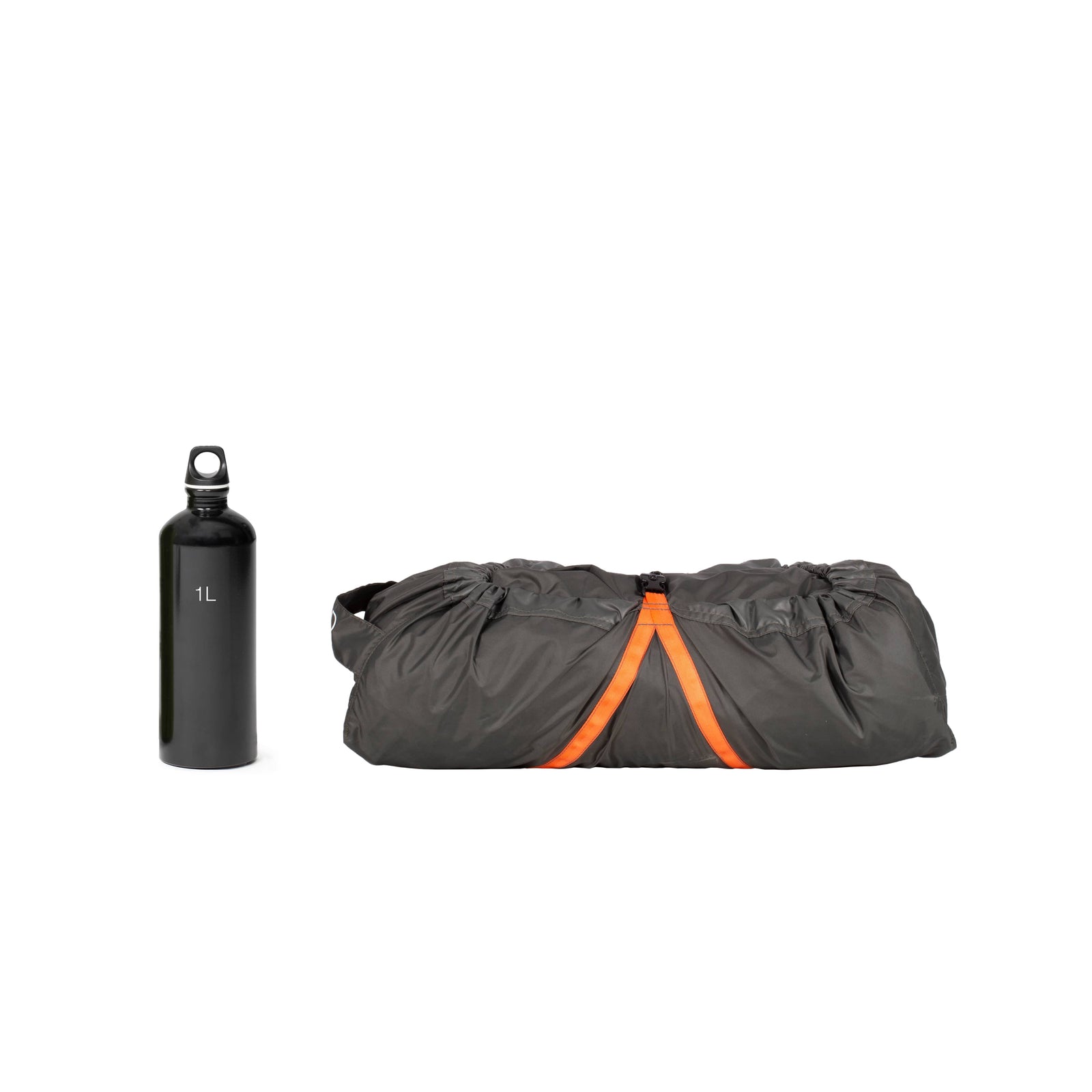 Eine schwarze 1-Liter-Metall-Wasserflasche steht neben einem gepackten dunkelgrauen Seesack mit orangefarbenem Streifen - eine wichtige Ausrüstung für das EXPED Exped Zelt Polaris, alles vor einem schlichten weißen Hintergrund.