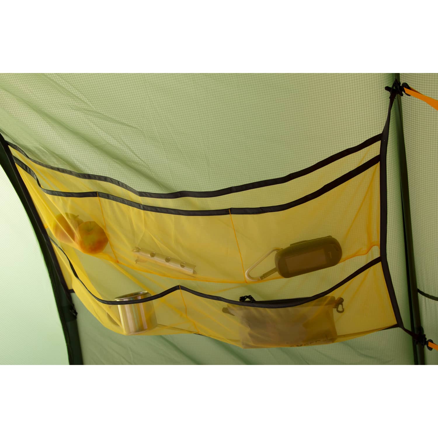Gelbe Netztaschen im Inneren des EXPED Venus III DLX Extreme-Zeltes bieten Platz für einen Topf, eine Flasche, eine kleine Tasche und andere Campingutensilien.