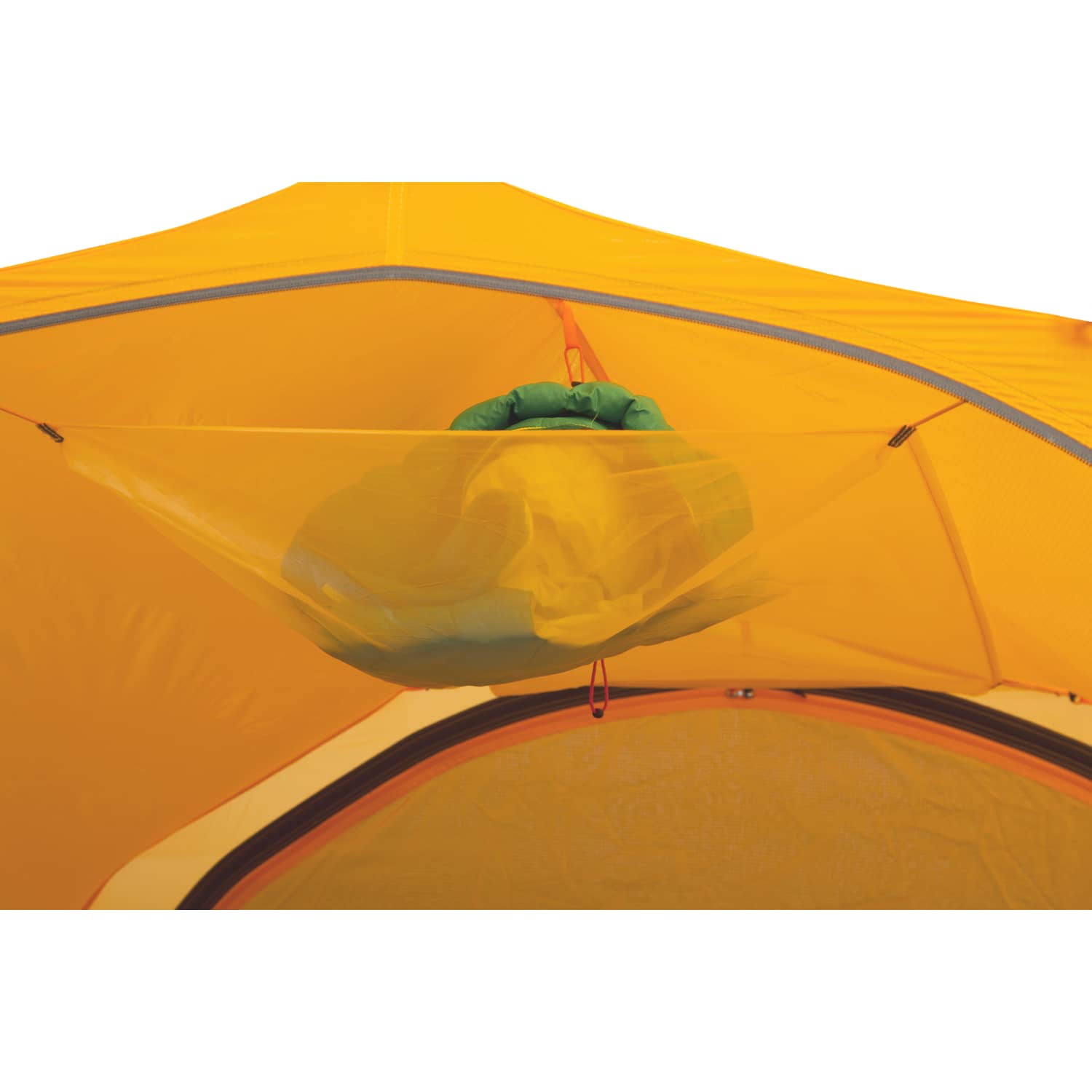 Eine Nahaufnahme des Innenraums des gelben EXPED Venus III DLX Extreme-Zeltes zeigt eine an der Decke befestigte Mesh-Loft, in der sich ein grüner Gegenstand befindet.