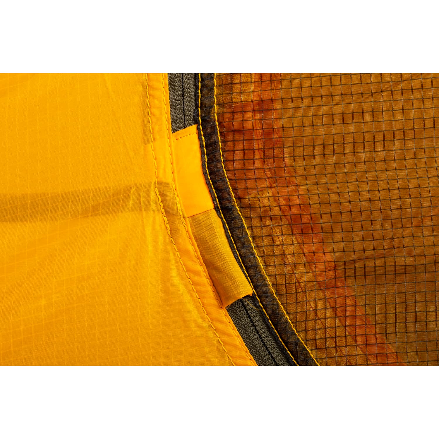 Die Nahaufnahme des EXPED Venus III DLX Extreme Zeltes zeigt die abgesteppten Nähte, den Mesh-Streifen und das Gittermuster - ein Beweis für die robuste Konstruktion und die hochwertigen Materialien dieses hochwertigen Zeltes.