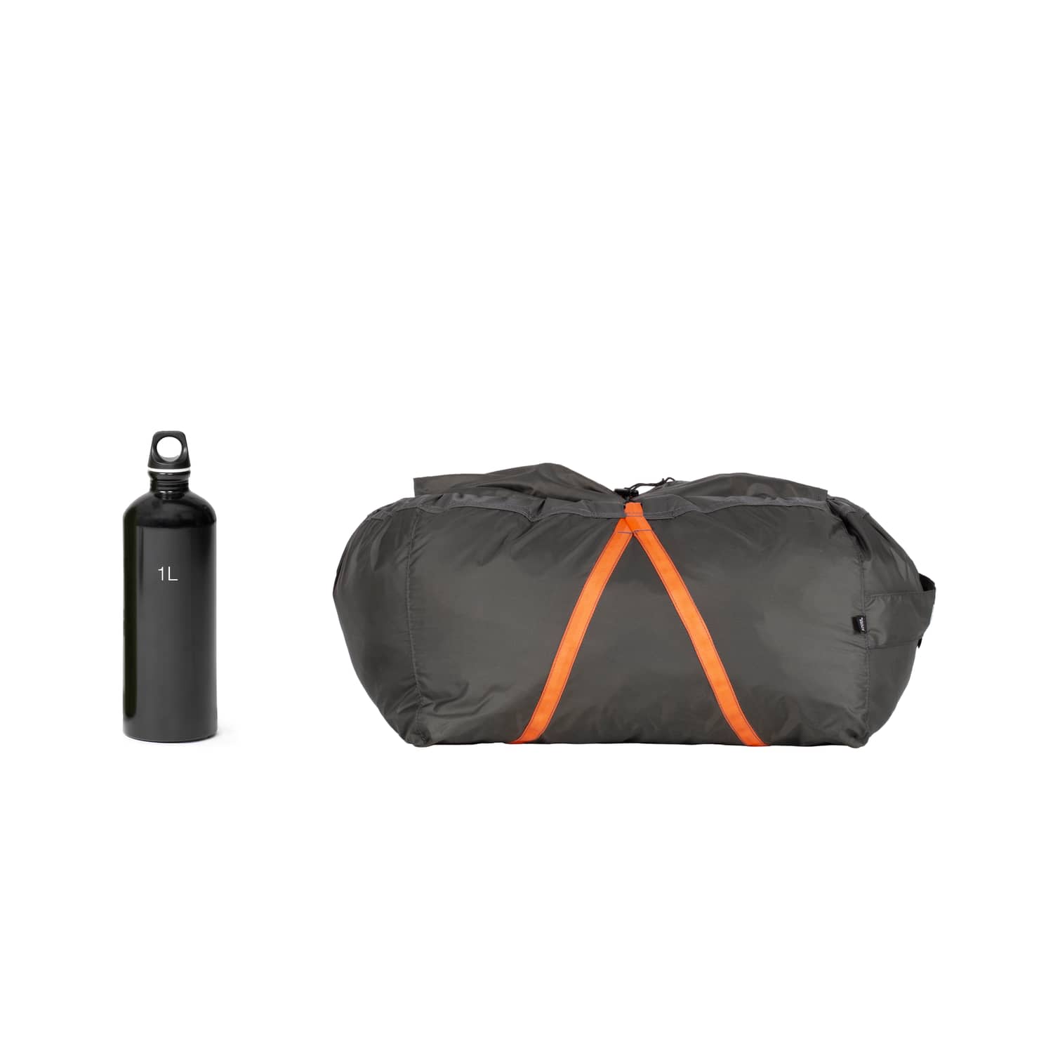 Eine schwarze 1-Liter-Wasserflasche steht neben einem gepackten, dunkelgrauen Seesack mit orangefarbenen Trägern - ideal für den Transport Ihres EXPED Zelt Venus III DLX Extreme-Sets - vor einem schlichten weißen Hintergrund.