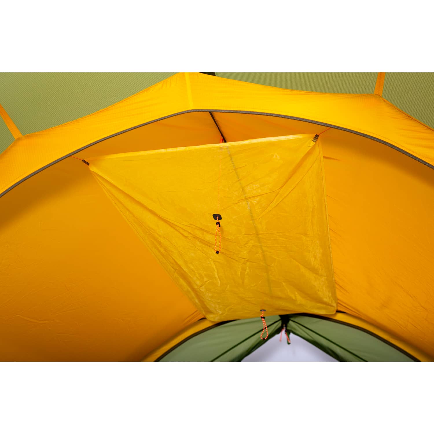 Innenansicht des EXPED Zelt Venus III DLX Extreme mit einer leuchtend gelben, mit Haken und Schnüren gesicherten Ablagefläche für die Ausrüstung. Der Zeltstoff ist in den Farben gelb und grün gehalten.