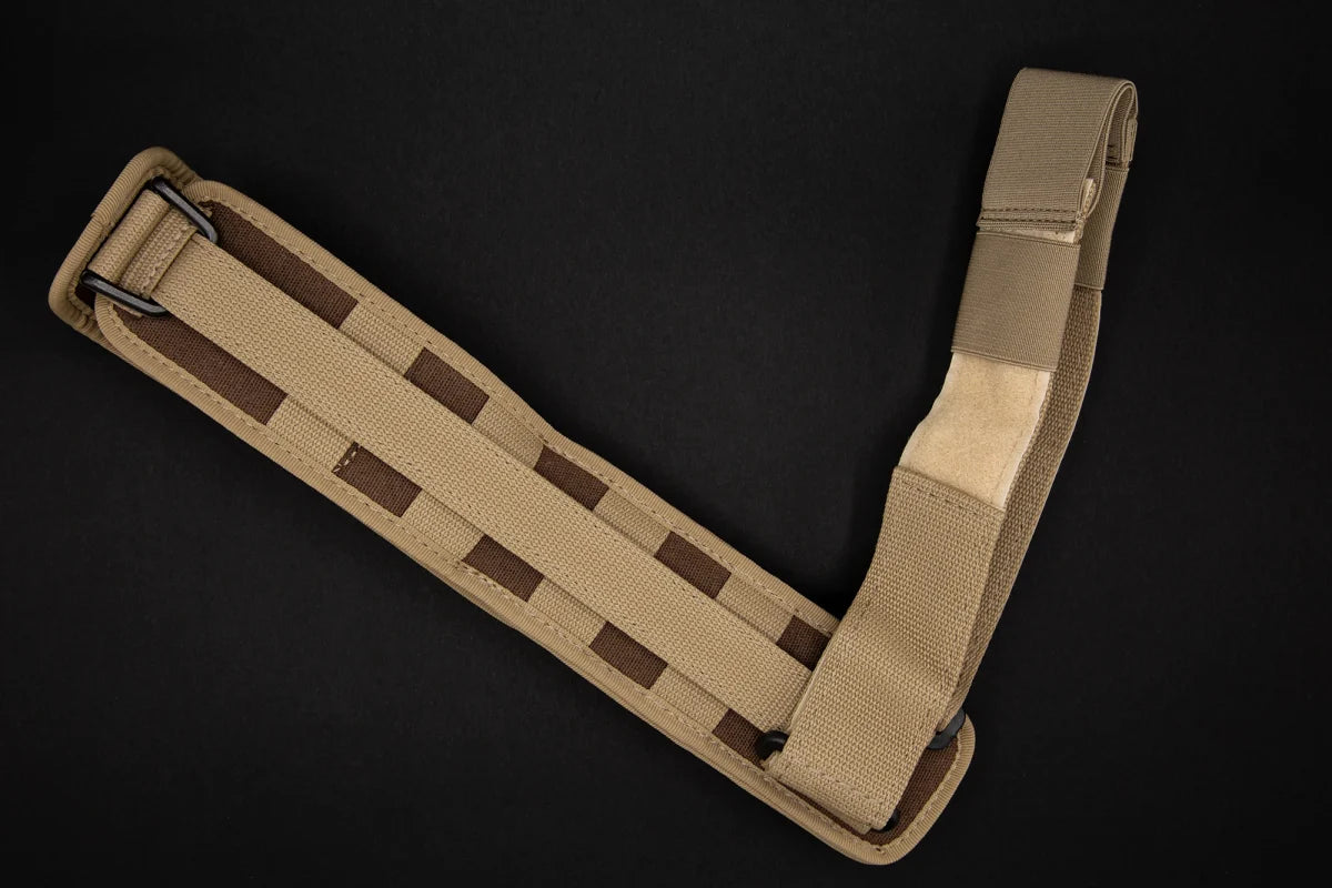 Ein hellbrauner und brauner gepolsterter Schultergurt mit einer Metallschnalle liegt auf einem schwarzen Hintergrund. Er wurde für das EXTREMA RATIO Messer COL Moschin Desert Warfare hergestellt und verfügt über verstärkte Nähte und Gurtbandschlaufen für eine lange Lebensdauer.