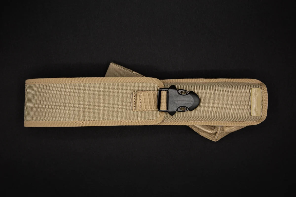 Ein hellbrauner taktischer Gürtel mit schwarzer Schnalle ist auf schwarzem Hintergrund abgebildet und passt perfekt zum EXTREMA RATIO Messer COL Moschin Desert Warfare für den harten Einsatz im Freien.