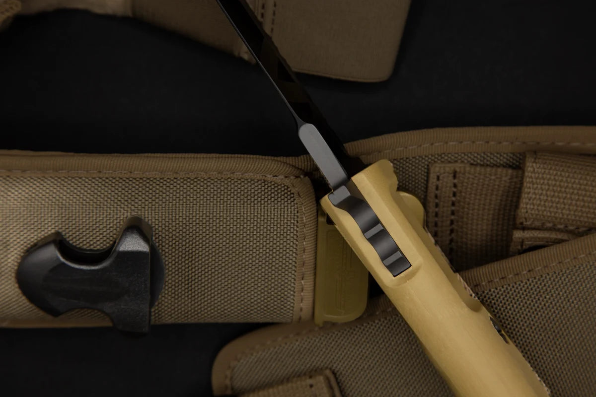 Eine Nahaufnahme des EXTREMA RATIO Messer COL Moschin Desert Warfare zeigt den strukturierten Griff, den schwarzen Rücken und die hellbraune Scheide mit detaillierten Nähten, in die das Messer teilweise eingesetzt ist.