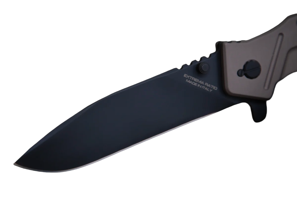 Nahaufnahme des Extrema Ratio Messer Glauca G1 von EXTREMA RATIO mit seiner mattschwarzen Böhler N690 Stahlklinge mit dem Schriftzug "Extrema Ratio Made in Italy" und dem hellbraunen Griff - ein taktisches Premium-Messer für anspruchsvolle Anwender.