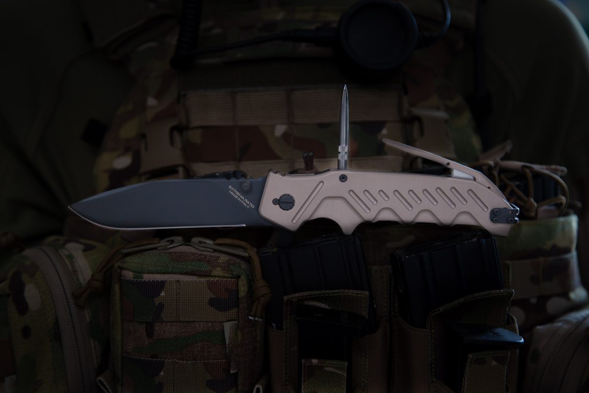 Ein EXTREMA RATIO Extrema Ratio Messer Glauca G1 und ein Geschoss ruhen auf einer Militärweste in Tarnfarbe, die mit Taschen und Ausrüstung ausgestattet ist.