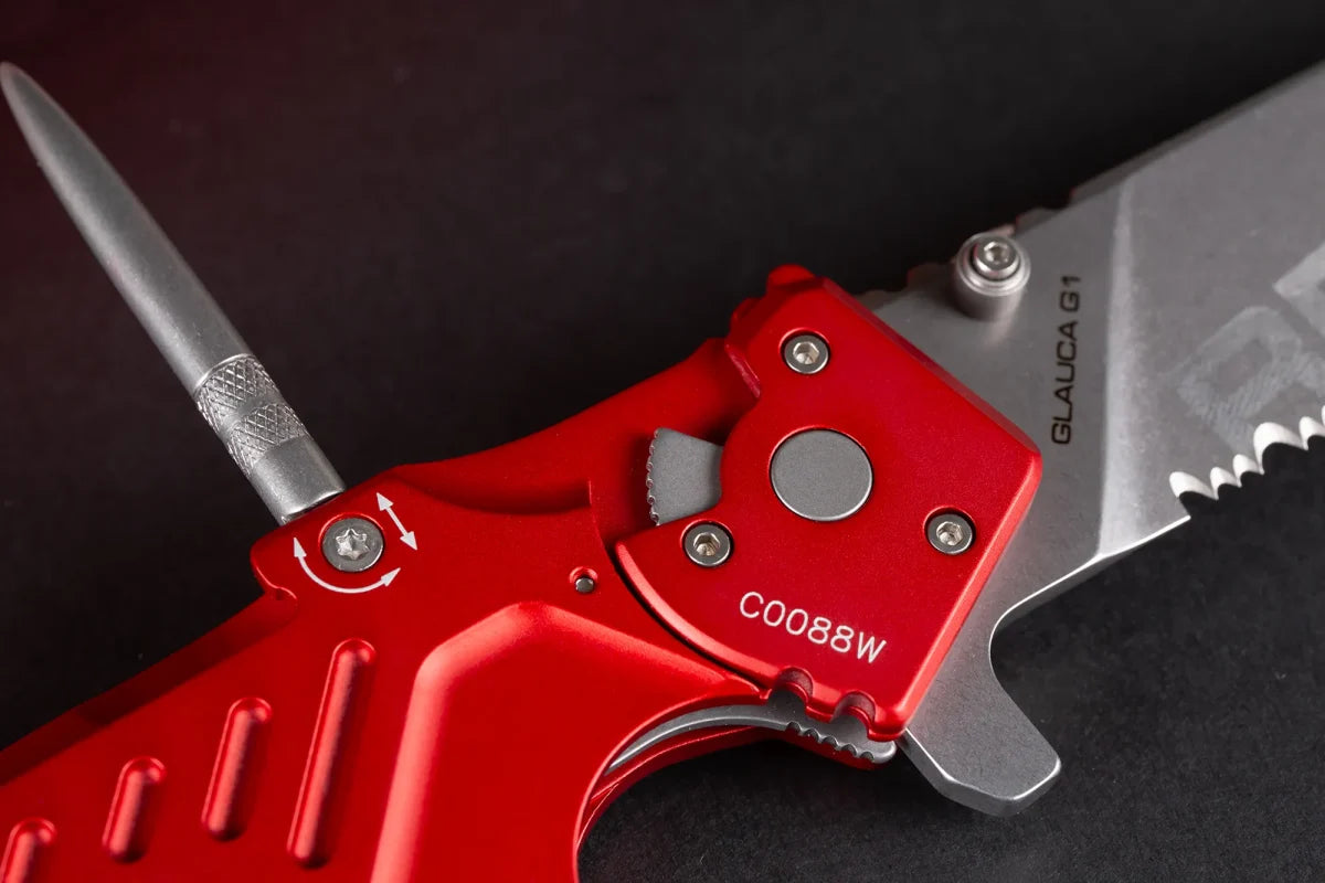 Nahaufnahme eines EXTREMA RATIO Extrema Ratio Messer Glauca G1 Rescue-Klappmessers mit teilweise gezahnter Klinge, sichtbarer Griff-Seriennummer C0088W und sicherer Verriegelung vor einem dunklen Hintergrund.