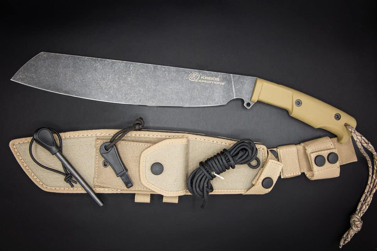 Das EXTREMA RATIO Messer Kreios Expedition, ein großes stonewashed Survival-Messer mit hellbraunem Griff, wird über einer passenden hellbraunen Scheide, schwarzem Paracord und einem Feuerstarter gezeigt - ein ideales Outdoor-Machete-Set auf schwarzem Hintergrund.