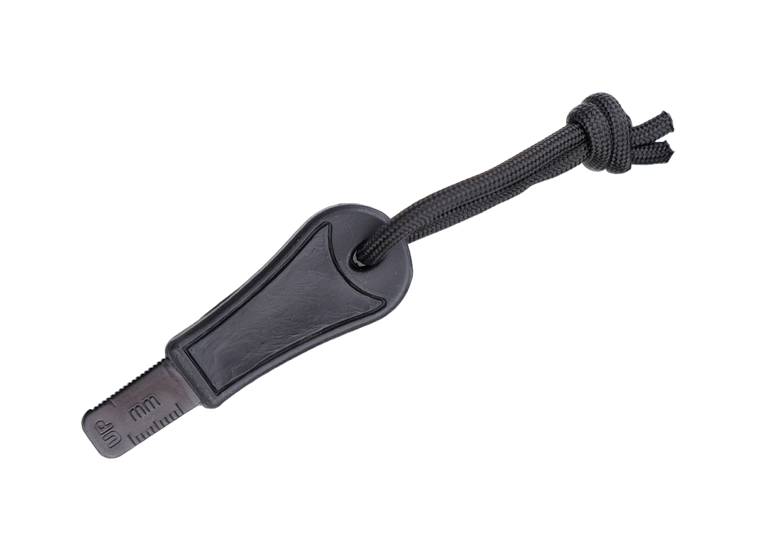 Eine schwarze Kunststoff-Reißverschlusslasche mit einer Schlaufe, ideal zur Befestigung an Outdoor-Ausrüstung wie dem EXTREMA RATIO Messer Kreios Expedition, isoliert auf weißem Hintergrund.