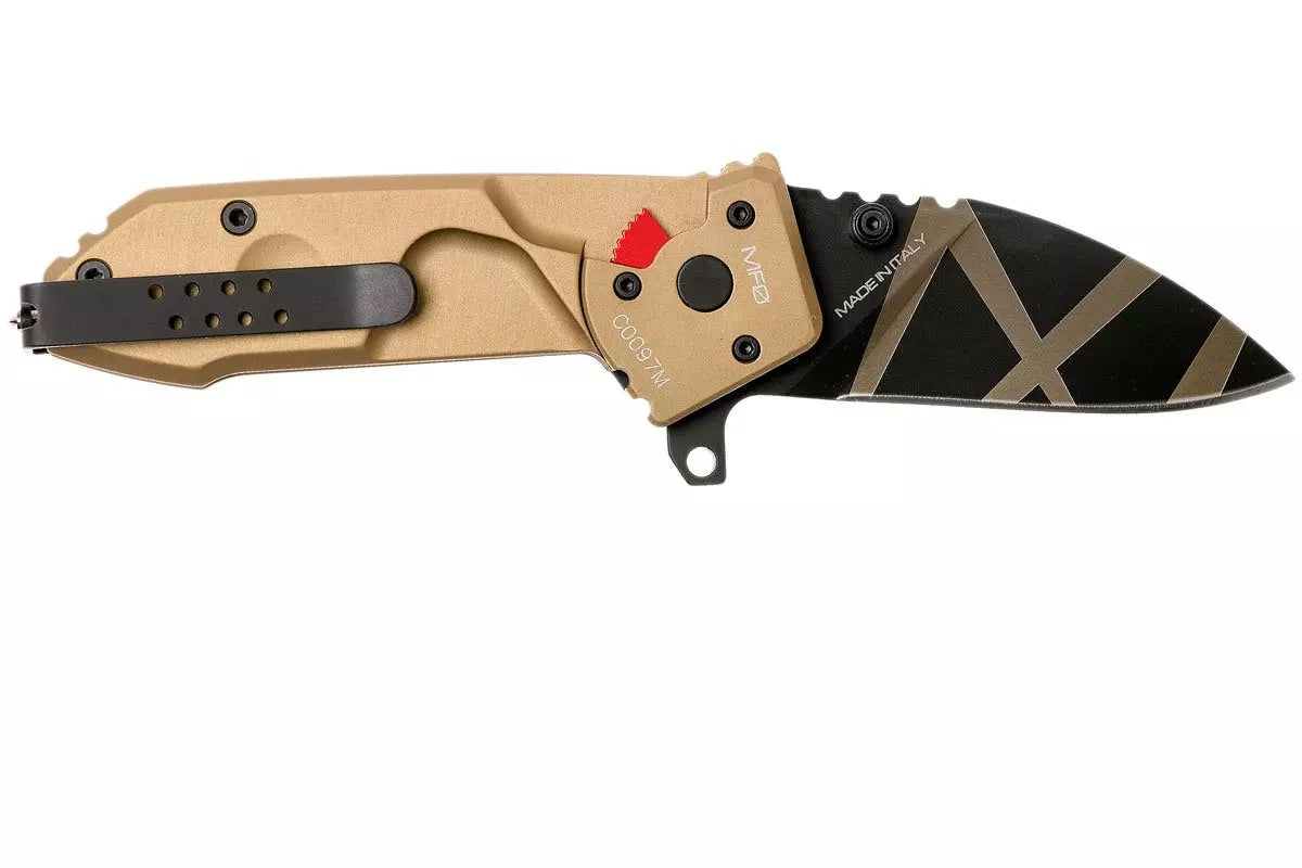Das Extrema Ratio Messer MF0 T Desert Warfare von EXTREMA RATIO hat einen hellbraunen Griff, einen schwarzen Metallclip und eine teilweise schwarze Klinge mit goldenen diagonalen Akzenten - ein markantes Klappmesser im Desert Warfare Design.