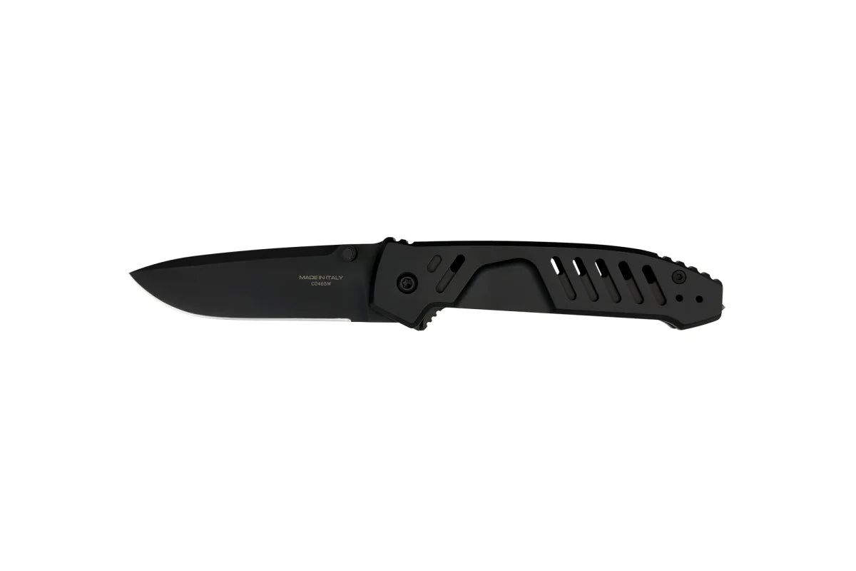 Das EXTREMA RATIO Extrema Ratio Messer MF1 EVO D Black verfügt über eine schlanke, matte Böhler M390 Stahlklinge und einen teilweise gezahnten Griff, der voll ausgefahren auf weißem Grund dargestellt wird.