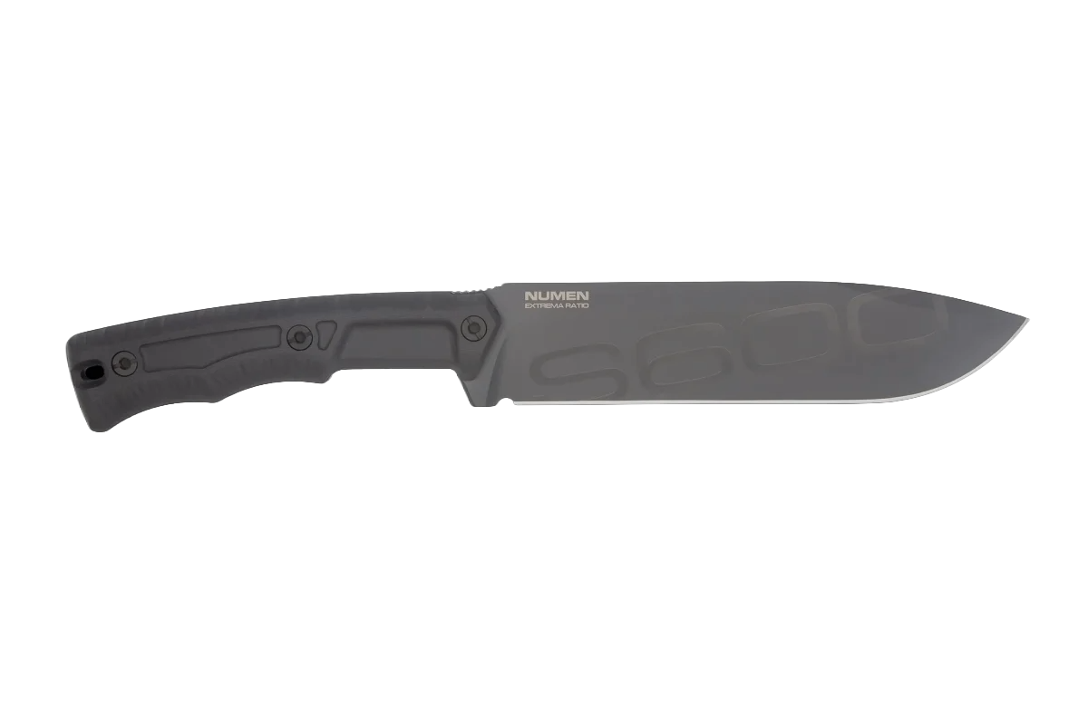 Das Extrema Ratio Messer Numen S600 Black verfügt über eine schwarze Klinge aus Böhler S600-Stahl und einen ergonomischen schwarzen Griff mit der Aufschrift EXTREMA RATIO" am Klingenansatz.