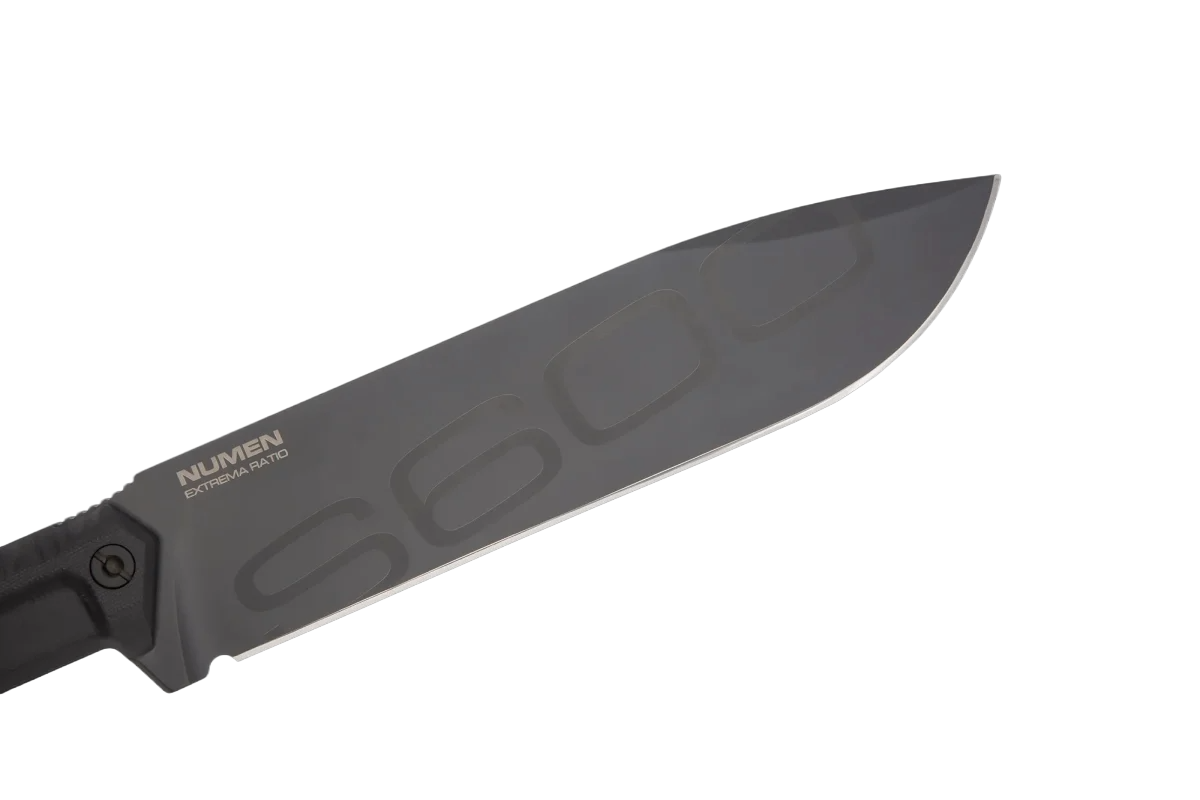 Nahaufnahme der EXTREMA RATIO Extrema Ratio Messer Numen S600 Black Messerklinge mit NUMEN EXT.CHD.94T10 und S600 geätzt auf Böhler S600 Stahl, scharfe Spitze und gerade Schneide, auf weißem Hintergrund.