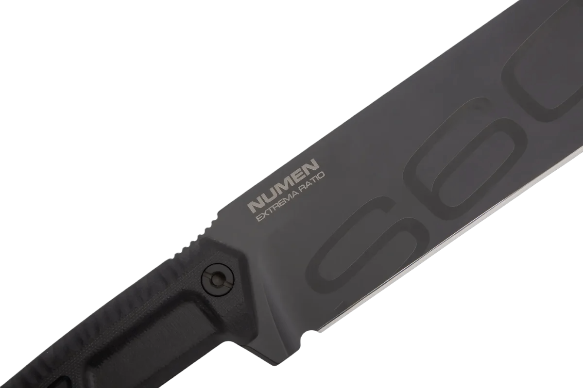 Nahaufnahme des Extrema Ratio Messer Numen S600 Black von EXTREMA RATIO, die die Klinge aus Böhler S600 Stahl mit der Gravur "NUMEN EXTREMA RATIO" in der Nähe des Griffs und einen sichtbaren Teil des strukturierten schwarzen Griffs zeigt.