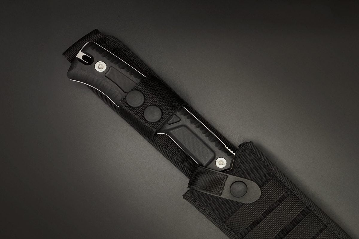 Das EXTREMA RATIO Messer Numen S600 Black ist ein taktisches Survival-Messer mit schwarzem, strukturiertem Griff aus Böhler S600 Stahl, teilweise ummantelt mit einer schwarzen, MOLLE-kompatiblen Nylonscheide auf dunkelgrauem Grund.