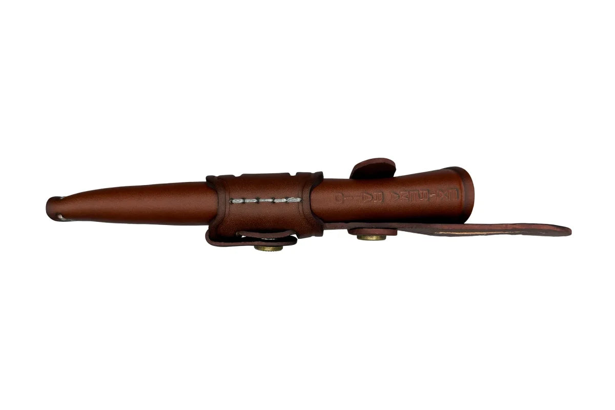 Eine braune Lederscheide mit genähten Details und Gürtelschlaufe, die Ihr Extrema Ratio Messer Venatus F Black Satin von EXTREMA RATIO oder ähnliche Outdoormesser schützt und Klingen wie Böhler N690 Stahl sicher aufbewahrt.