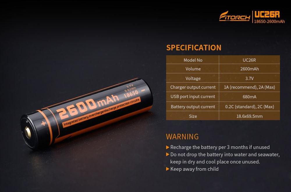 Ein FITORCH Fitorch Akku 18650, schwarz und orange mit einer Kapazität von 2600 mAh, wird neben einer Tabelle mit Angaben zu Modell, Spannung, Leistung, Sicherheitswarnungen und Micro-USB-Ladefunktionen auf dunklem Hintergrund gezeigt.