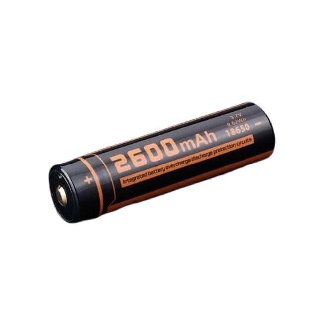 Der FITORCH Fitorch Akku 18650 ist ein zylindrischer Lithium-Ionen-Akku mit schwarzem und orangefarbenem Etikett, 2600 mAh Kapazität, aufgedruckten technischen Daten und praktischer Micro-USB-Ladefunktion.