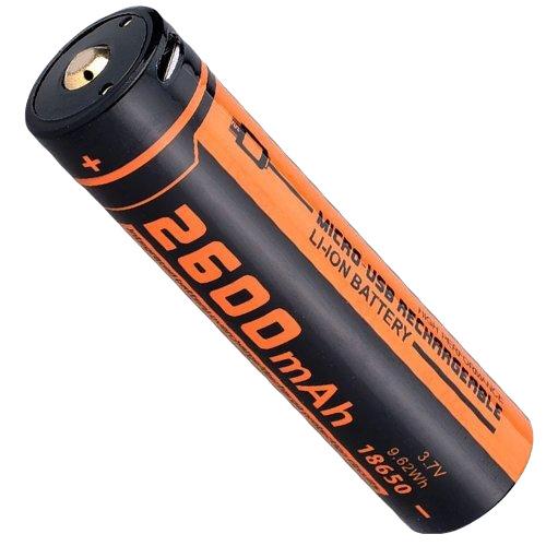Der FITORCH Akku 18650 ist ein schwarzer und orangefarbener 3,7V Lithium-Ionen-Akku mit 2600mAh Kapazität, Micro-USB Ladeport und praktischer Aufladefunktion.