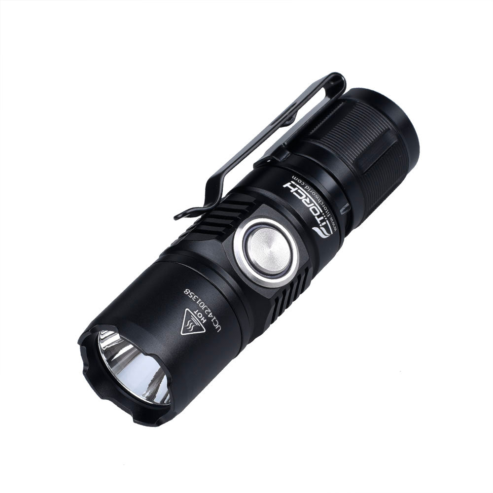 Die FITORCH Fitorch Taschenlampe ER16 ist eine schwarze, kompakte taktische Taschenlampe mit Seitenknopf, Clip, klarem Branding, 1000 Lumen Leistung, sichtbarer Linse, strukturiertem Griff und einem praktischen Magnetfuß für den freihändigen Einsatz.