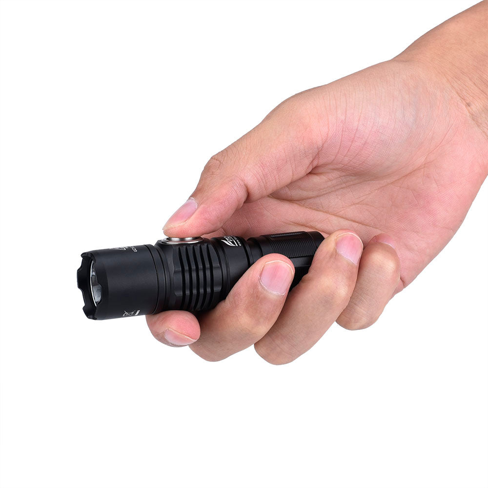 Eine Hand hält eine kompakte FITORCH Fitorch Taschenlampe ER16 mit Magnetfuß (1000 Lumen) vor einem schlichten weißen Hintergrund.
