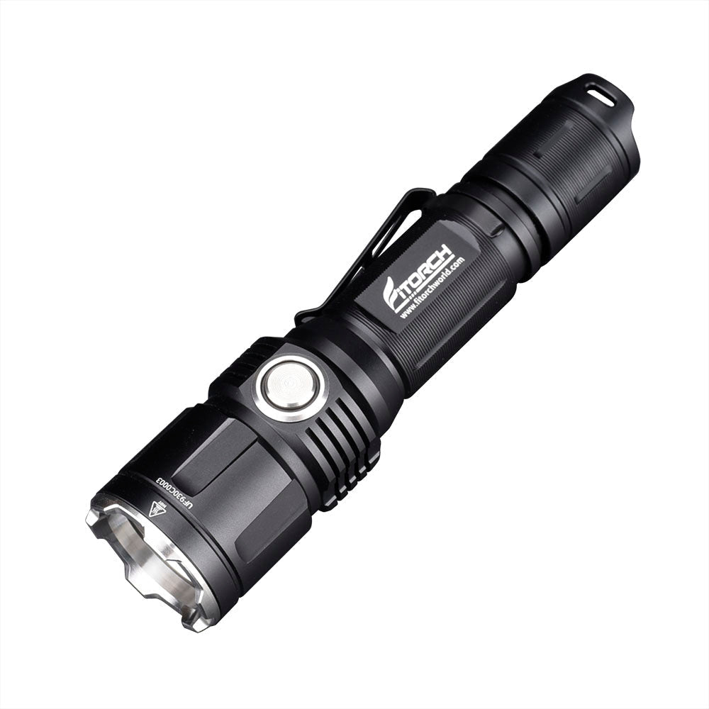 Eine schwarze FITORCH Fitorch Taschenlampe P30C, robust mit strukturiertem Griff, seitlichem Einschaltknopf und Metallclip, liefert 1600 Lumen und ist vor einem weißen Hintergrund fotografiert.