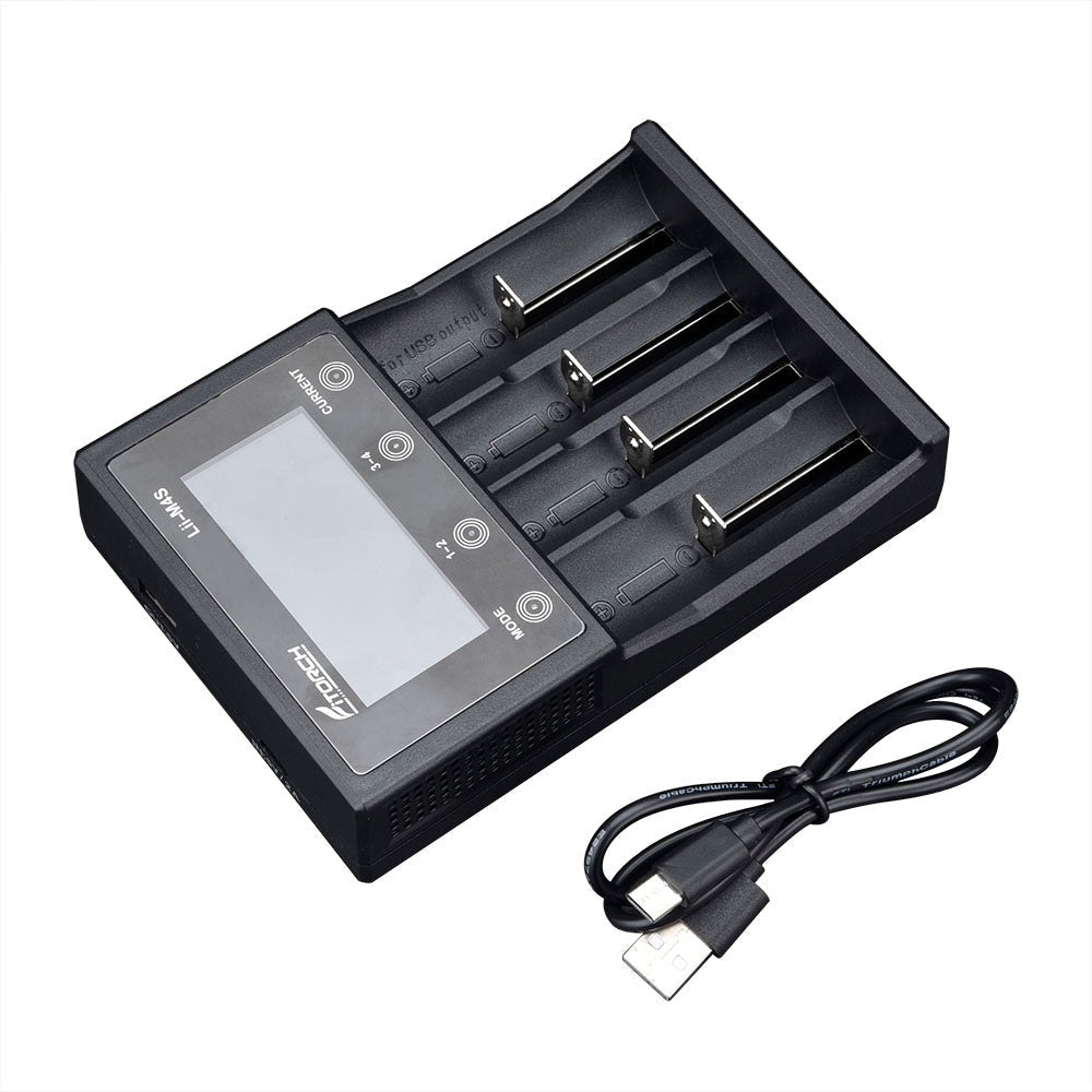 FITORCH Fitorch USB-C Ladestation mit 4 Slots und Touchscreen, abgebildet mit Ladekabel auf weißem Hintergrund.