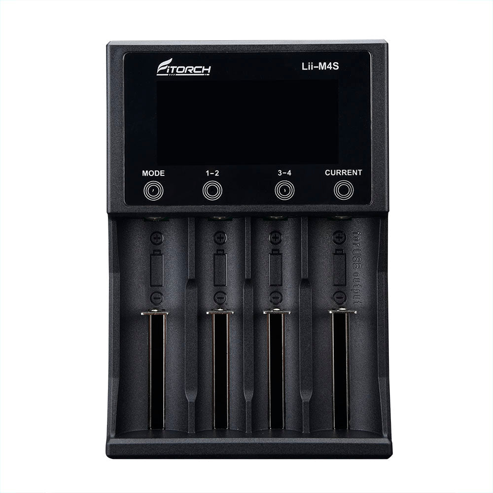 Frontansicht der FITORCH USB-C Ladestation mit 4 Slots und Touchscreen. Sie zeigt vier Akkuschächte, ein digitales Touchscreen-Display und beschriftete Tasten für Modus-, Strom- und Slotauswahl. Praktisches Batterieladegerät von FITORCH.